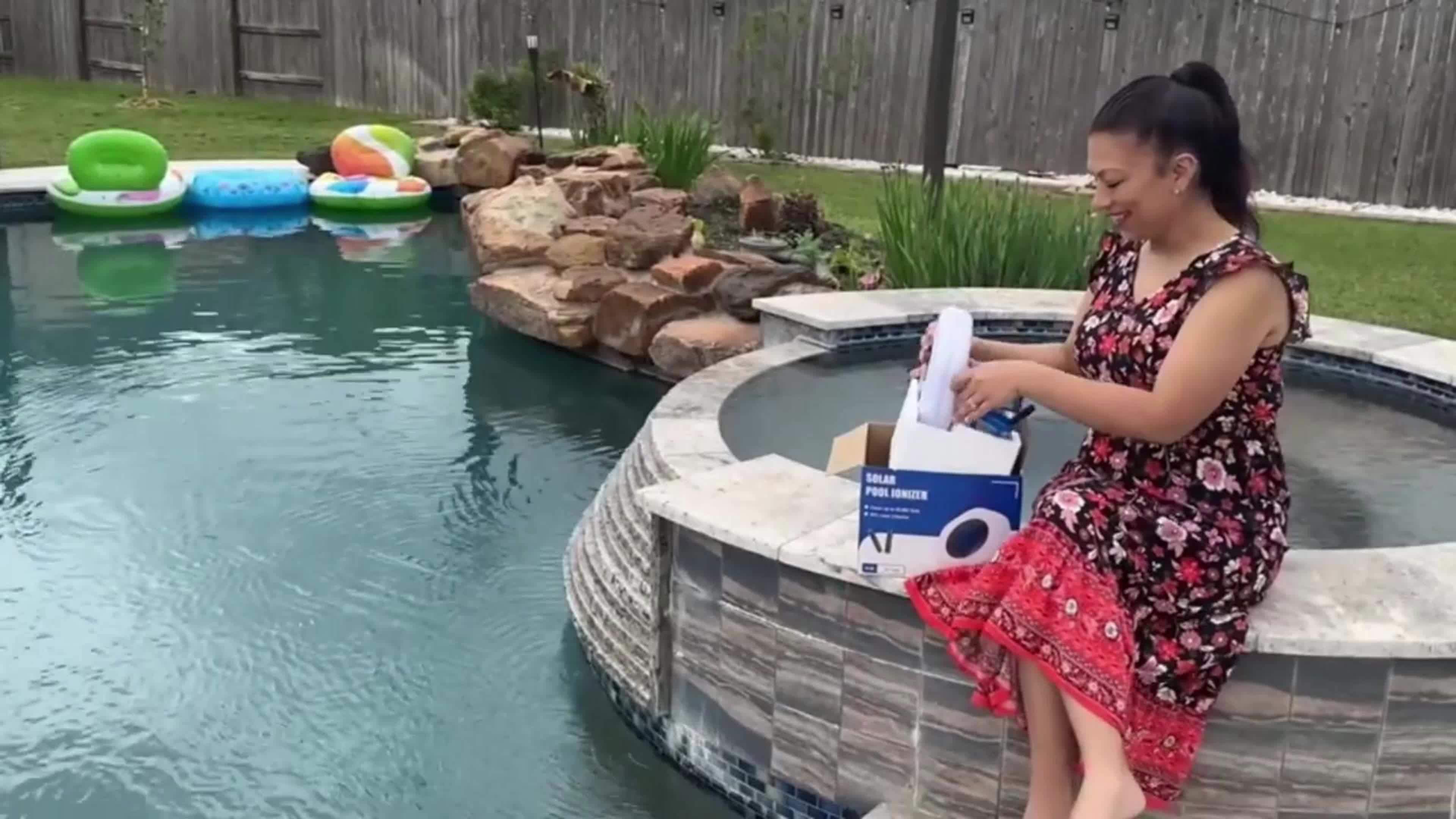 Solar Pool Ionizer, 85% Less Chlorine, Floating Water Cleaner, High Efficiency, 2 Copper Rods, 2 Mesh Basket, 2 Cathodes, Compatible with Fresh And Salt Water Pools & Spa, Spa Maintenance, Water Purification, Floating Cleaner, Solarpowered Design, Copper