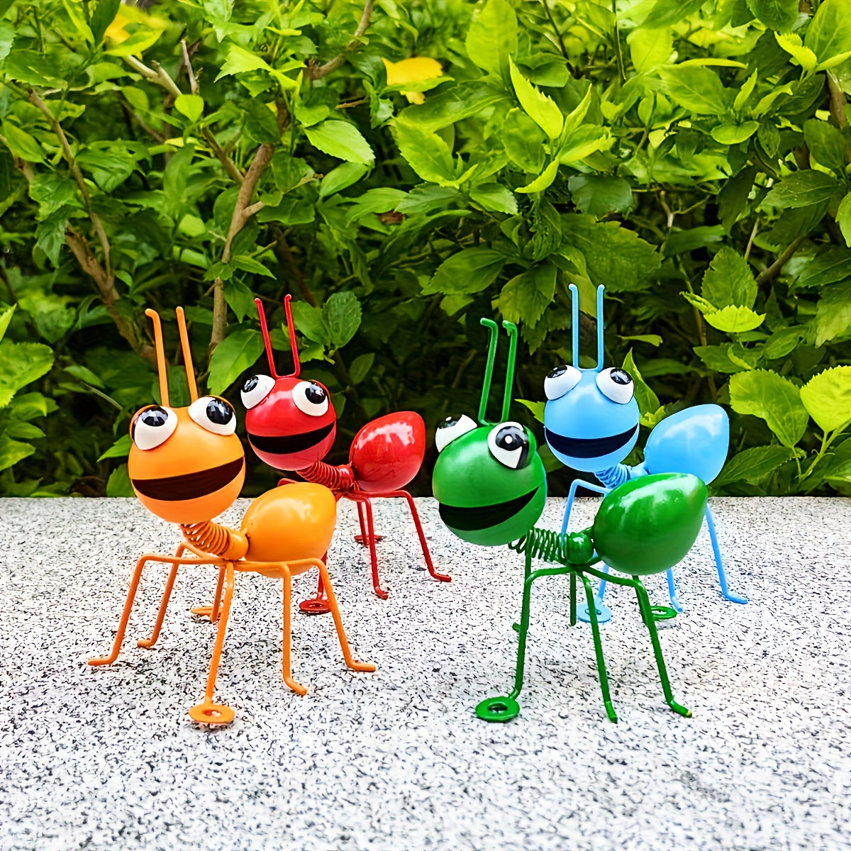 4pcs Rustic Iron Ant Sculpture with Big Eyes - Realistic Garden Ant Statues, Outdoor/ Ant Figurines for Ant Farm Decor, Lawn & Decoration ( Ant Colony Display)